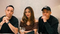 Sejak go public bersama kekasihnya, ia juga banyak mengunggah foto-foto kekasihnya. Termasuk ketika makan bersama di restoran yang nyaman. Foto: Instagram/lalamarionmj