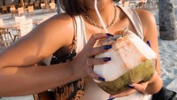 Berlibur ke Bali menjadi kesempatan bagi Marion Jola untuk kulineran enak. Dibuka dengan sebuah es kelapa di pinggir pantai yang sejuk di tenggorokan. Foto: Instagram/lalamarionmj