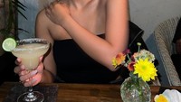 Marion Jola juga terkenal sebagai penyanyi dengan gaya yang keren. Sekadar pergi ke restoran sekalipun dirinya tampil kece saat minum cocktail. Foto: Instagram/lalamarionmj