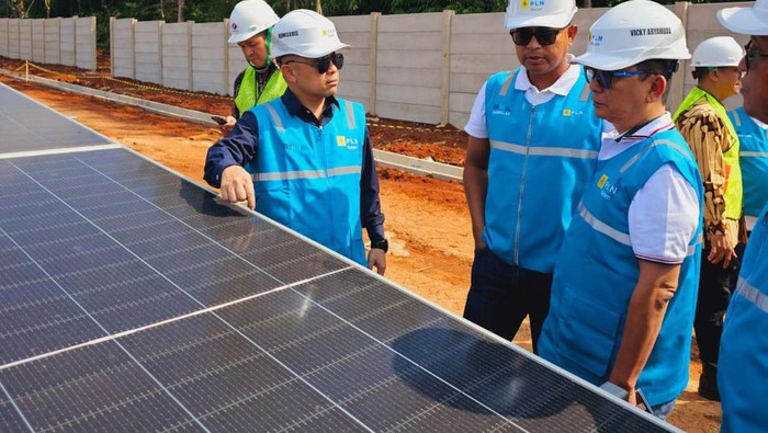 PLN tengah membangun Pembangkit Listrik Tenaga Surya berkapasitas 100 Megawatt peak (MWp) di Purwakarta, Jawa Barat. Yuk lihat.
