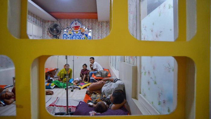Pasien diare diberi minum air mineral oleh orangtuanya di bangsal anak, RSUD Dr. Muhammad Zein Painan