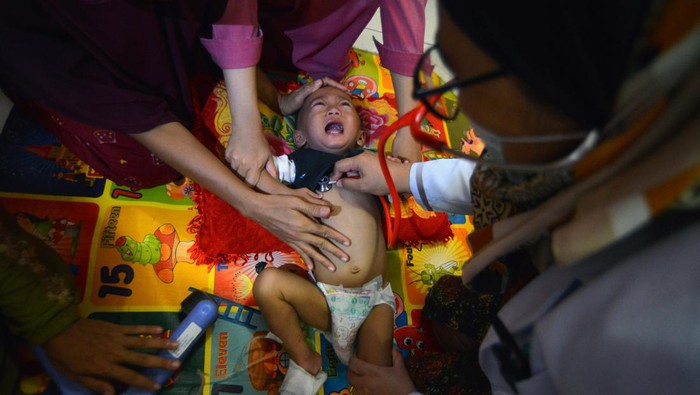 Pasien diare diberi minum air mineral oleh orangtuanya di bangsal anak, RSUD Dr. Muhammad Zein Painan