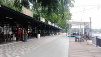 Jika lapar datang, Anda bisa mampir ke  Food Court yang ada di lokasi ini.  