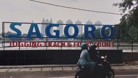Menurut salah satu petugas parkir di area tersebut, biasanya masyarakat akan ramai datang ke Sagoro Jogging Track ini di hari weekend dan juga biasanya menjelang sore tempat tersebut mulai didatangi masyarakat untuk berolahraga.  