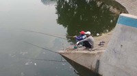 Selain menjadi tempat untuk  berolahraga, ternyata Sagoro Jogging Track juga dipakai oleh masyarakat sekitar menjadi spot untuk mereka memancing. Saat detikTravel berada di sana, sekitar enam pemancing tengah khusyuk memperhatikan joran mereka.  