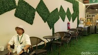 Di bagian luar tenda disediakan meja makan untuk para jemaah.