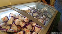 Jemaah haji juga mendapatkan es krim yang bisa diambil sepuasnya.
