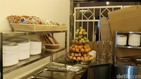 Maktour juga menyediakan makanan berat, aneka cemilan, dan buah-buahan untuk jemaah haji.