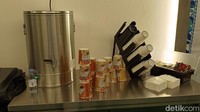 Tidak lupa kopi dan teh serta mie instan juga ada di tenda ini.