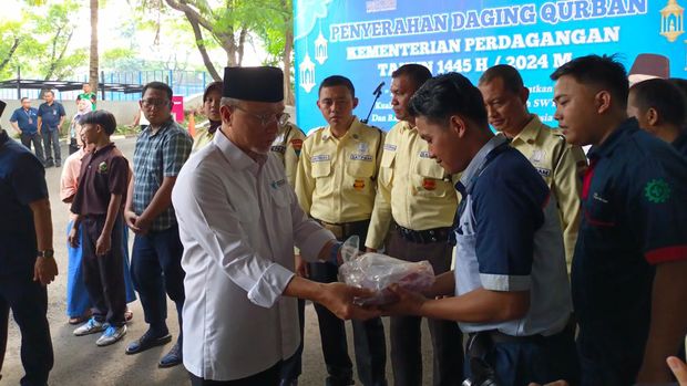 Menteri Perdagangan, Zulkifli Hasan bagi-bagi daging kurban di Kantor Kemendag. (CNBC Indonesia/Martyasri Rizky)