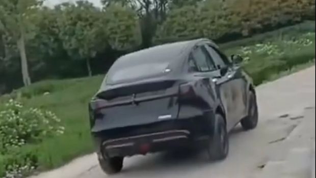 Mobil kloningan Tesla Model Y.