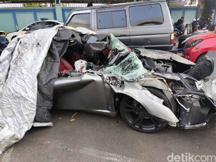 Mobil sport Porsche Cayman ringsek menabrak bagian belakang truk di Tol Dalam Kota, Jakarta, dini hari tadi. Pengemudi Porsche tewas akibat kecelakaan ini. (Astrid Meishella/detikcom)