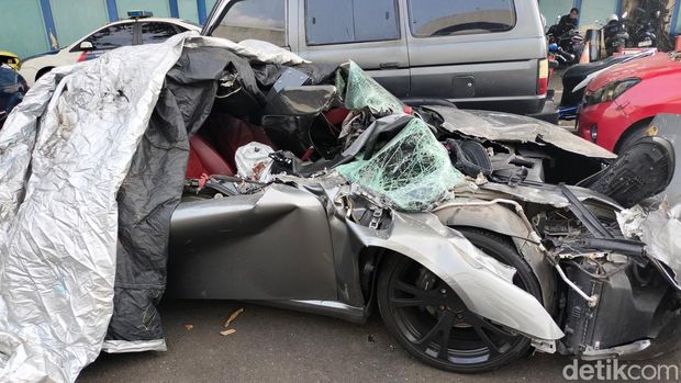 Mobil sport Porsche Cayman ringsek menabrak bagian belakang truk di Tol Dalam Kota, Jakarta, dini hari tadi. Pengemudi Porsche tewas akibat kecelakaan ini. (Astrid Meishella/detikcom)