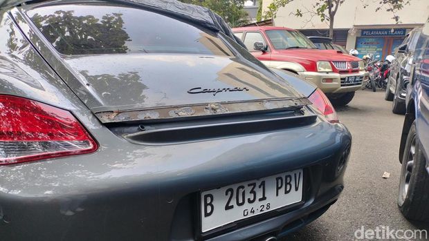 Mobil sport Porsche Cayman ringsek menabrak bagian belakang truk di Tol Dalam Kota, Jakarta, dini hari tadi. Pengemudi Porsche tewas akibat kecelakaan ini. (Astrid Meishella/detikcom)