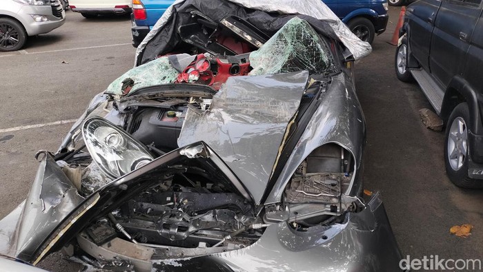 Mobil sport Porsche Cayman ringsek menabrak bagian belakang truk di Tol Dalam Kota, Jakarta, dini hari tadi. Pengemudi Porsche tewas akibat kecelakaan ini. (Astrid Meishella/detikcom)