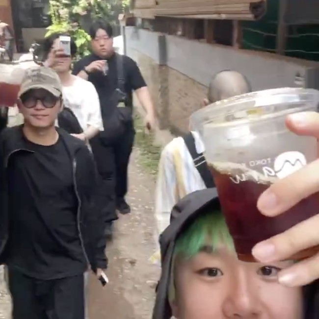 Sementara itu, personel band Korea, wave to earth blusukan masuk gang-gang kecil di Jakarta dan naik ojek pangkalan. Mereka menjajal cafe hidden gem Jakarta. Foto: Instagram