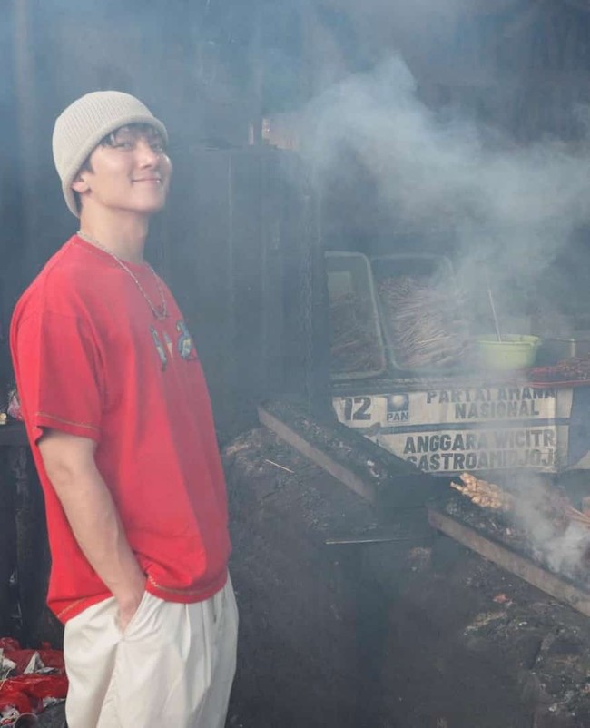 Setelah menggelar fanmeeting bulan Mei kemarin, Ji Chang Wook mencicipi kuliner Indonesia dan datang ke warung sate RSPP. Tempat tersebut sontak viral hingga penjual sate memasang spanduk bertuliskan “Ji Chang Wook pernah makan sate di sini.” Foto: Instagram
