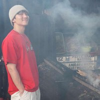 Setelah menggelar fanmeeting bulan Mei kemarin, Ji Chang Wook mencicipi kuliner Indonesia dan datang ke warung sate RSPP. Tempat tersebut sontak viral hingga penjual sate memasang spanduk bertuliskan “Ji Chang Wook pernah makan sate di sini.” Foto: Instagram