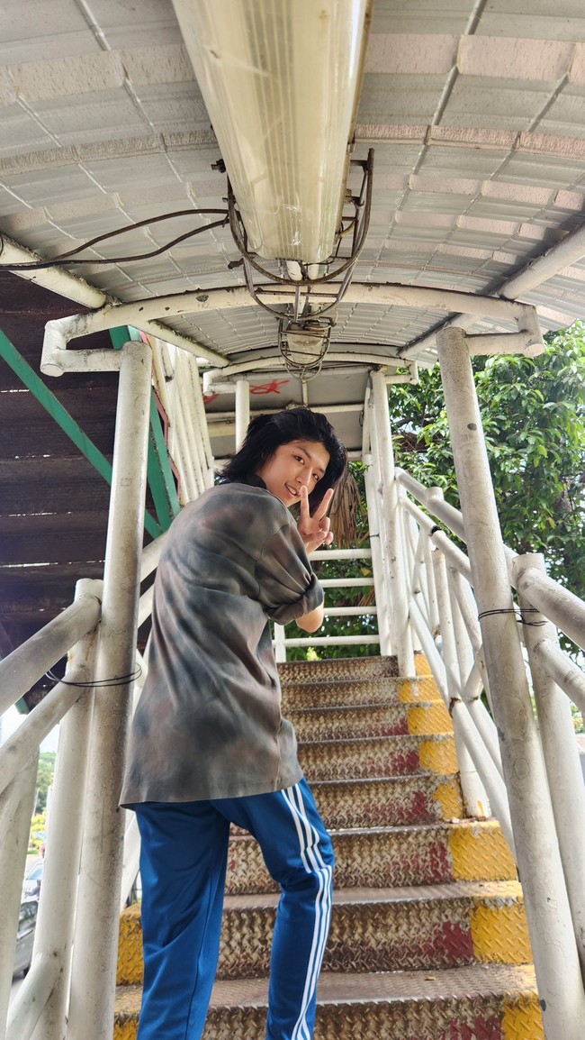 H-1 konser di Jakarta, Junhan XDINARY HEROES berjalan kaki di JPO. Junhan juga jajan belimbing yang dijual di pinggir jalan. Foto: Instagram