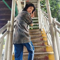 H-1 konser di Jakarta, Junhan XDINARY HEROES berjalan kaki di JPO. Junhan juga jajan belimbing yang dijual di pinggir jalan. Foto: Instagram