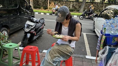 10 Momen Artis Korea Melokal, Makan Pinggir Jalan Hingga Naik TransJakarta