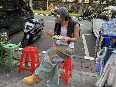 10 Momen Artis Korea Melokal, Makan Pinggir Jalan Hingga Naik TransJakarta