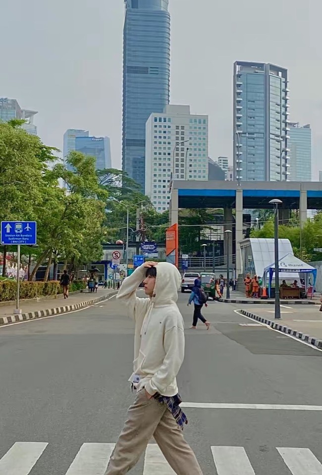 Beda dari yang lain. Renjun NCT menjajal zebra cross yang identik jadi tempat gelaran Citayam Fashion Week pada tahun 2022. Foto: Twitter