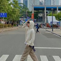 Beda dari yang lain. Renjun NCT menjajal zebra cross yang identik jadi tempat gelaran Citayam Fashion Week pada tahun 2022. Foto: Twitter