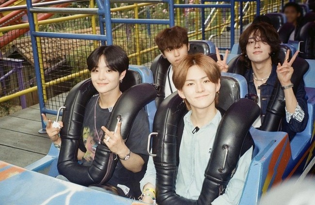Tak ketinggalan, ada personel grup KPop TREASURE menyempatkan waktu main rollercoaster di Dufan setelah konser. TEUME menyebutnya bak momen study tour. Foto: Instagram