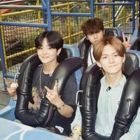 Tak ketinggalan, ada personel grup KPop TREASURE menyempatkan waktu main rollercoaster di Dufan setelah konser. TEUME menyebutnya bak momen study tour. Foto: Instagram