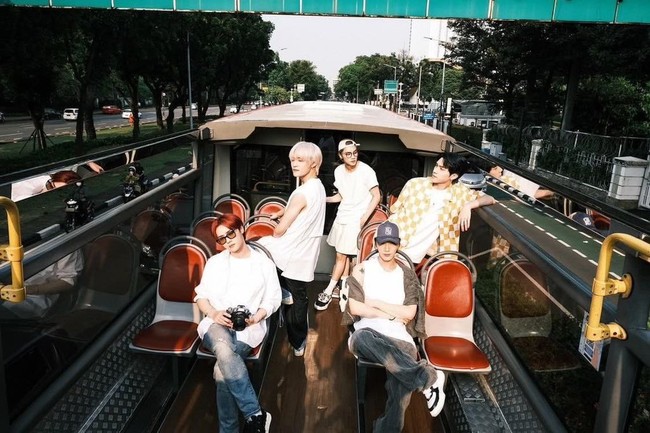 Personel WayV Ten, Yangyang, Hendery, Xiaojun, dan Kun keliling ibukota menikmati pemandangan Jakarta dengan TransJakarta. Mereka juga menyapa penggemarnya di jalan, disebut bak caleg sedang kampanye. Foto: Instagram