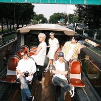 Personel WayV Ten, Yangyang, Hendery, Xiaojun, dan Kun keliling ibukota menikmati pemandangan Jakarta dengan TransJakarta. Mereka juga menyapa penggemarnya di jalan, disebut bak caleg sedang kampanye. Foto: Instagram