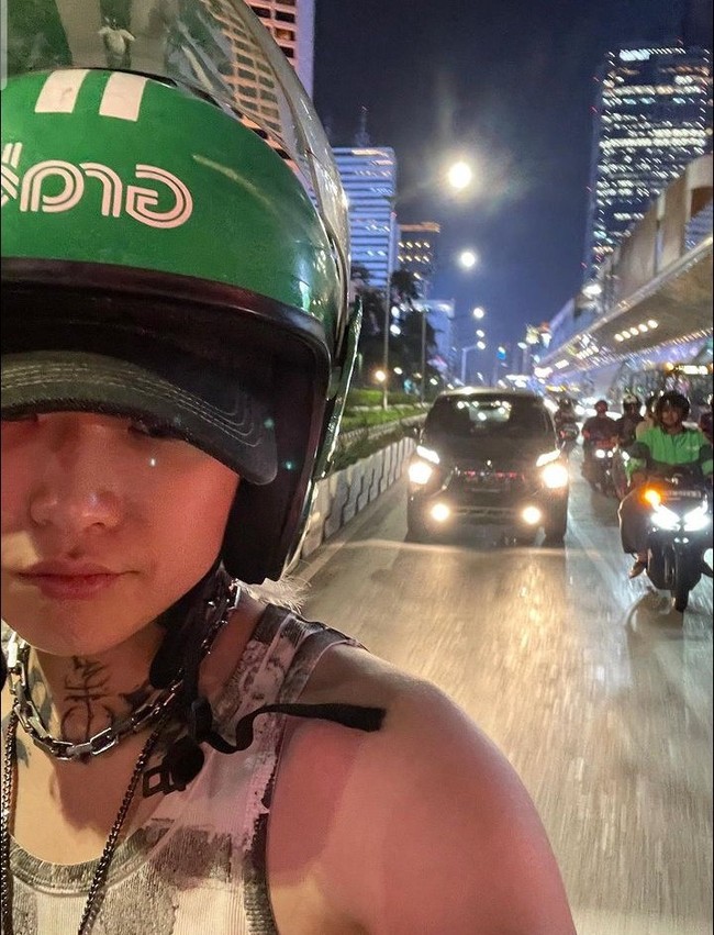 Rapper Korea Ash Island menerjang kemacetan Jakarta dengan ojek online. Momen melokalnya terjadi tahun lalu saat jadi penampil di Asian Sound Syndicate. Foto: Instagram