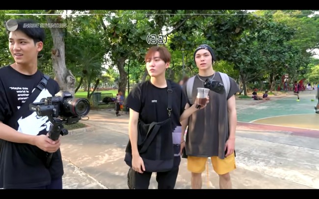 Heboh pada masanya. Tiga personel grup KPop SEVENTEEN Mingyu, Seungkwan, dan Vernon pernah main ke Taman Menteng Jakarta pada tahun 2019. Bak warlok, Mingyu cs main bola bersama para bocil. Foto: Youtube