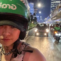 Rapper Korea Ash Island menerjang kemacetan Jakarta dengan ojek online. Momen melokalnya terjadi tahun lalu saat jadi penampil di Asian Sound Syndicate. Foto: Instagram