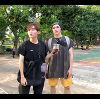 Heboh pada masanya. Tiga personel grup KPop SEVENTEEN Mingyu, Seungkwan, dan Vernon pernah main ke Taman Menteng Jakarta pada tahun 2019. Bak warlok, Mingyu cs main bola bersama para bocil. Foto: Youtube