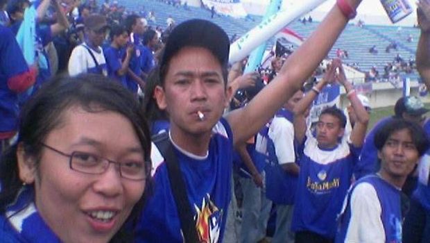 Momen Brajamusti berikan dukungan saat PSIM Jogja juara Divisi Satu 2005.