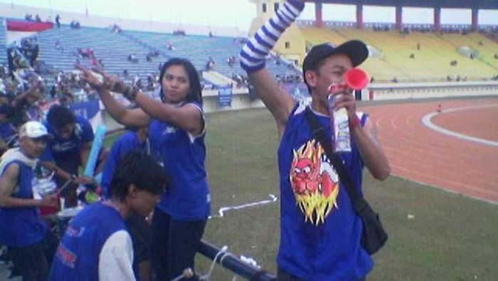 Momen Brajamusti berikan dukungan saat PSIM Jogja juara Divisi Satu 2005.