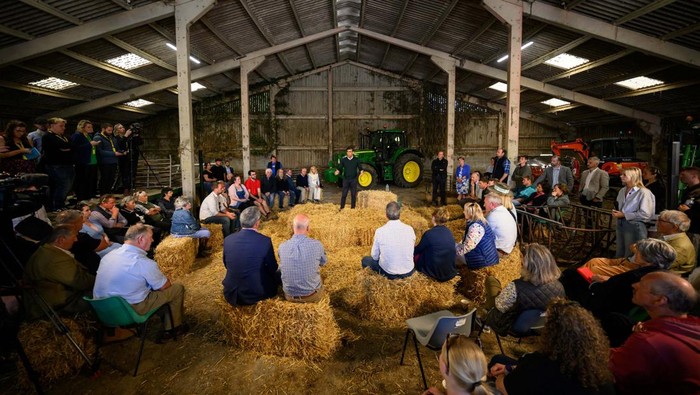 Momen Rishi Sunak Berkampanye di Pertanian British Prime Minister Rishi Sunak speaks to farmers as he campaigns on a farm near Barnstaple in North Devon, Britain, June 18, 2024. Leon Neal/Pool via REUTERS