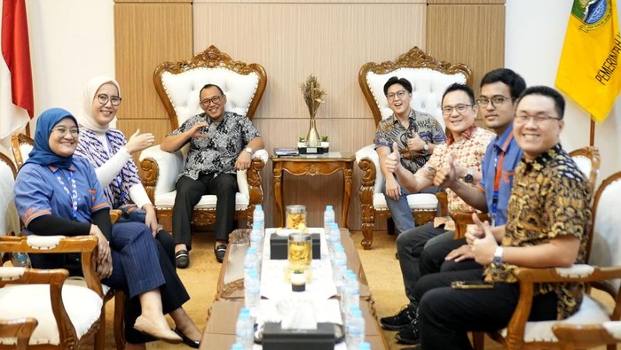 Momentum Kurban untuk Berbagi pada Sesama di Cilegon PT Asuransi Total Bersama menyumbangkan kurban berupa satu ekor sapi pada Kantor Pemerintahan Kota Cilegon untuk diberikan kepada yang berhak.