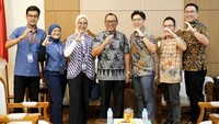 Penyerahan kurban sapi itu diserahkan secara langsung kepada Wali Kota Cilegon, Helldy Agustian dari Direktur tob insurance, Adolf Leoman di dampingi Direktur tob insurance, Wandy, di Cilegon.