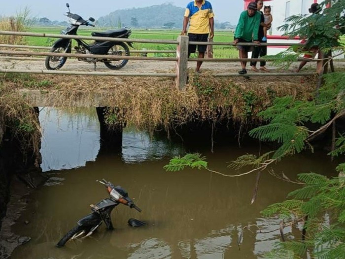 Motor Honda Supra yang ditemukan di dasar sungai Ringin Putih, Karangdowo, Klaten, pada Sabtu (15/6/2024).