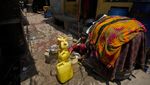 Musim Panas Bikin Warga India Antre Ambil Air dari Keran Umum