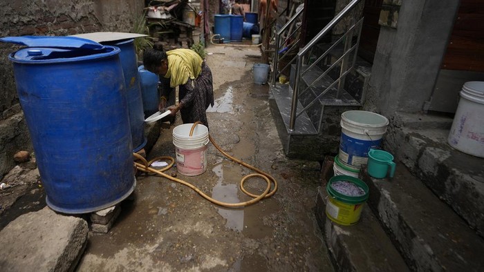 Musim panas membuat warga India kekurangan air. Warga pun harus mengambil air dari keran umum.