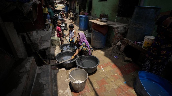 Musim panas membuat warga India kekurangan air. Warga pun harus mengambil air dari keran umum.