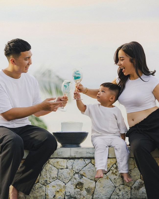 Aktris Nikita Willy hamil anak kedua dari Indra Priawan. Bintang film ‘Rasuk 2’ ini mengunggah potret keluarga kecilnya dengan konsep simple dan candid. Nikita tamoak mengenakan crop top putih yang memperlihatkan perut hamilnya. Foto: Instagram@nikitawillyofficial94