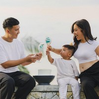 Aktris Nikita Willy hamil anak kedua dari Indra Priawan. Bintang film ‘Rasuk 2’ ini mengunggah potret keluarga kecilnya dengan konsep simple dan candid. Nikita tamoak mengenakan crop top putih yang memperlihatkan perut hamilnya. Foto: Instagram@nikitawillyofficial94