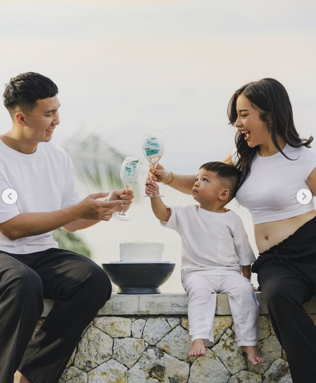 Saat umumkan jenis kelamin anak keduanya, Nikita Willy memilih merayakannya secara simpel dan outdoor. Nikita bersama suami dan putra pertamanya tampil simpel mengenakan kaos berwarna putih. Nikita sendiri memilih kaos crop top yang memperlihatkan baby bump di perutnya. Saat ini istri Indra Priawan itu diketahui telah melahirkan putra keduanya pada 15 Desember 2024. Foto: Instagram nikitawillyofficial94