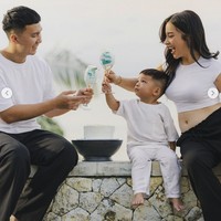Saat umumkan jenis kelamin anak keduanya, Nikita Willy memilih merayakannya secara simpel dan outdoor. Nikita bersama suami dan putra pertamanya tampil simpel mengenakan kaos berwarna putih. Nikita sendiri memilih kaos crop top yang memperlihatkan baby bump di perutnya. Saat ini istri Indra Priawan itu diketahui telah melahirkan putra keduanya pada 15 Desember 2024. Foto: Instagram nikitawillyofficial94