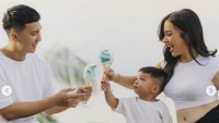 Gender reveal ala wanita 29 tahun ini simpel, tapi penuh makna. Ada kue warna biru yang melambangkan jenis kelamin anak kedua mereka sama seperti anak pertamanya, Issa. Foto: Instagram nikitawillyofficial94
